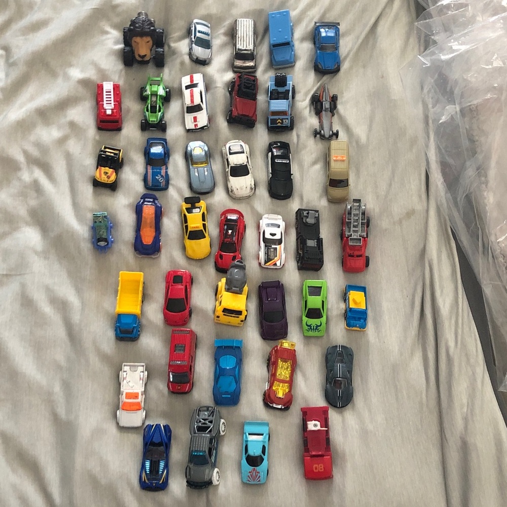 Hot Wheels- Matchbox- Maisto 35 Car Lot